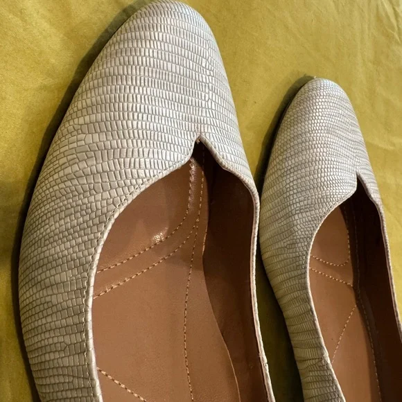 Cream Textured Flats with Rounded Toe - Picture 3 of 8
